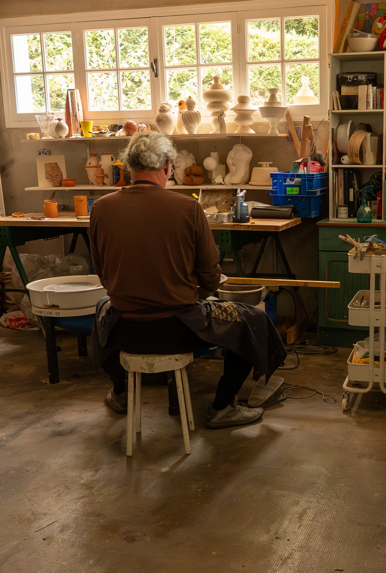 Jarre en terre cuite Atelier De Maindis intégrée dans un paysage naturel de jardin remarquable