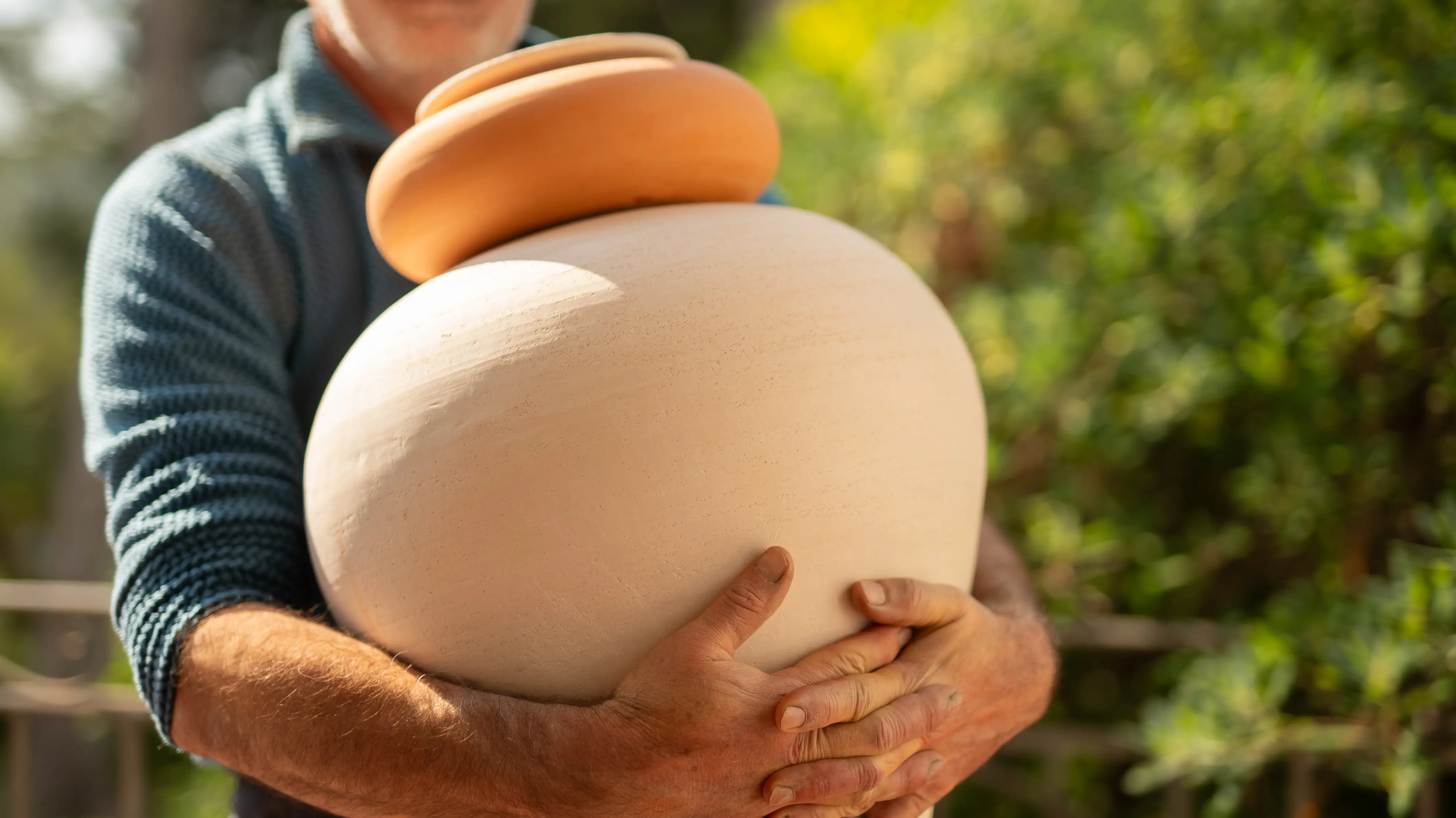 Jarre Josette en terre cuite pour jardin remarquable, mise en avant près du formulaire de contact