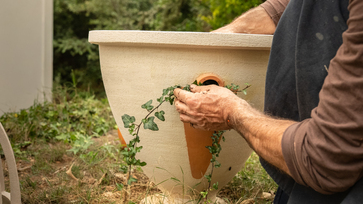 Jarre Mediatrix II, pièce en terre cuite pour jardin contemporain et projets sur-mesure