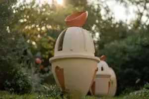 Jarre Mediatrix III, sculpture en terre cuite pour jardins remarquables et espaces paysagers