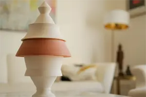 Jarre en terre cuite Chez Christine, jarre artisanale installée en intérieur à Biot