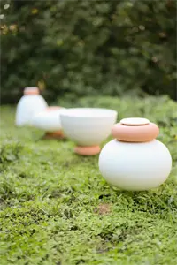 Alignement de jarres Ondes en terre cuite dans un jardin d’inspiration land art à Biot